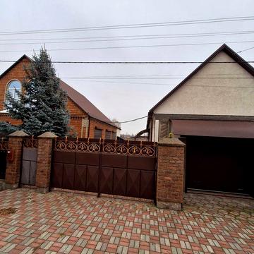 Новий готовий сучасний будинок.