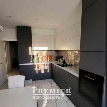 Продам 3 кім квартиру на Сахарова з ремонтом .