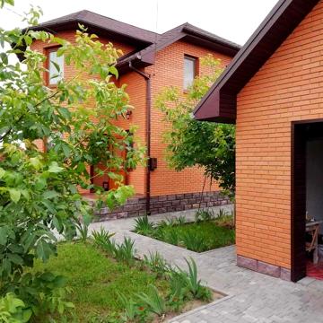 Продам новий сучасний будинок з усіма зручностями.
