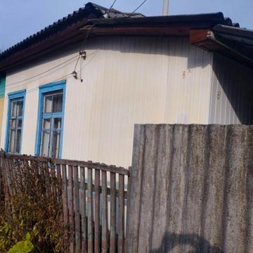 Продається половина житлового будинку біля парку