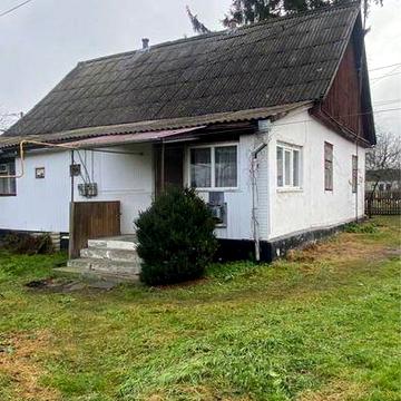 Продам частину будинку та земельну ділянку в центрі смт.Ємільчине