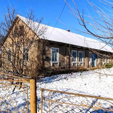 Цегляний будинок під ремонт або реконструкцію на великій ділянці