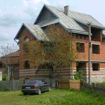 Особняк з великою ділянкою
