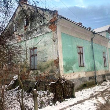 Продаж 1/2 будинку + приватизована земельна ділянка в центрі міста