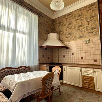 Львівська площа комфортна зручність аристократичної Європи
