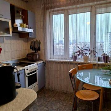 Оренда 3-к квартири  метро Теремки у дворі.