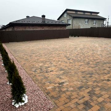 Таунтаус з закритотою територією та великою парковкою 3 сотки землі