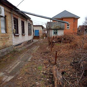 Два будинки і 10 соток землі у престижному районі міста.
