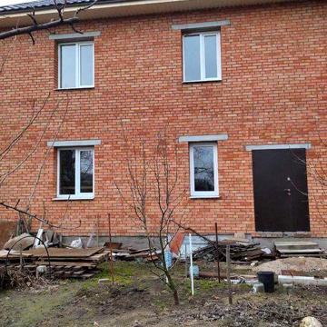 Два будинки і 10 соток землі у престижному районі міста.