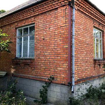 Будинок з літньою кухнею, 2 гаража, 2 погреба, сарай, город, садок