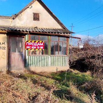 Продам квартиру на земле под ремонт. Центральная улица.