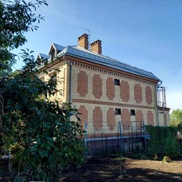 Будинок с дiлянкою 10.7 соток , з гаражем, та пiдвалом