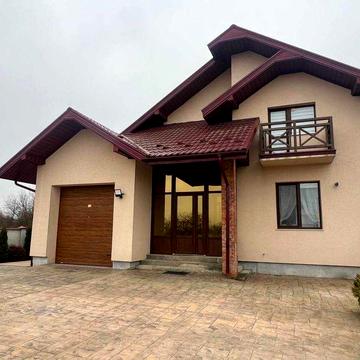 Будинок / особняк з закритим подвірям біля міста