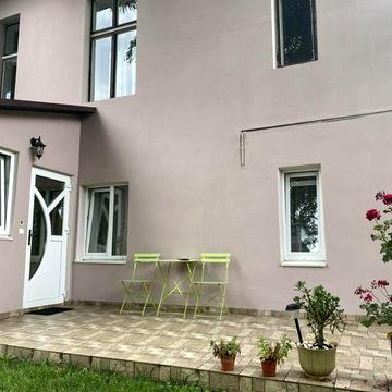 Здається часнина приватного будинку біля парку Шевченка