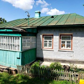Продається будинок із земельною ділянкою в центрі м. Теплик