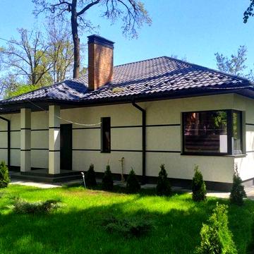 Одно поверховий будинок в оточенні дерев. Ворзель, є ГАЗ