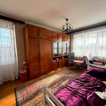 Продаж 2к квартири 48 кв. м на вул. Київська 12