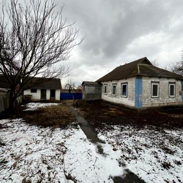 Продам будинок з земельною ділянкою на жилій вулиці міста Узина