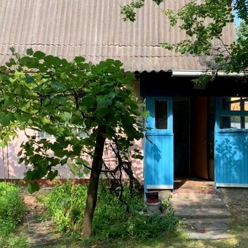 Дачний будинок та 8 соток землі в с. Гатне.