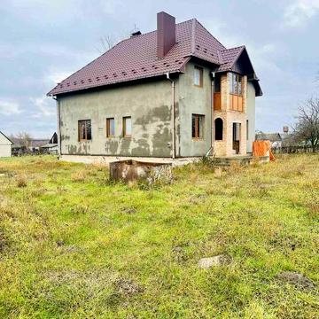 Продається 2 поверховий будинок біля Луцька.
