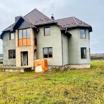 Продається 2 поверховий будинок біля Луцька.