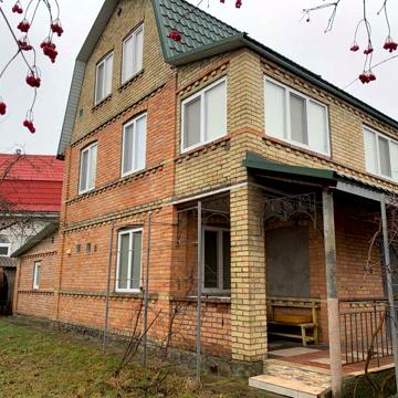 Будинок з новим ремонтом, в лісі, поруч двох озер.20 км від Києва