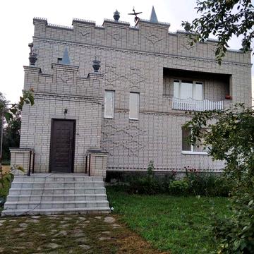 Будинок на березі річки