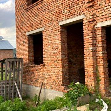 Недобудований будинок у Брошнів-Осаді