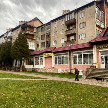 Продається велика 4км.квартитра в смт Вигода