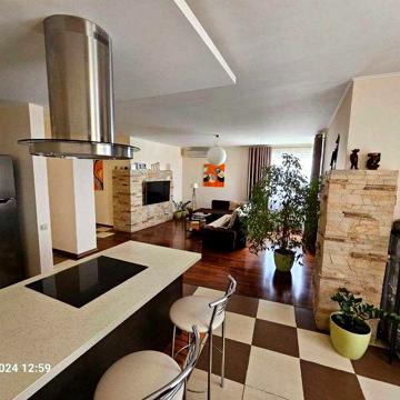 Квартира  продаётся 3х с авторским ремонтом и мебелью м.Академгородок