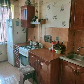 Продаю в Корабельном районе 2-х к. квартиру с мебелью и техникой.