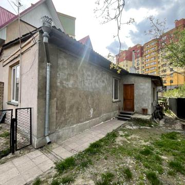 Продається будинок у центрі міста.