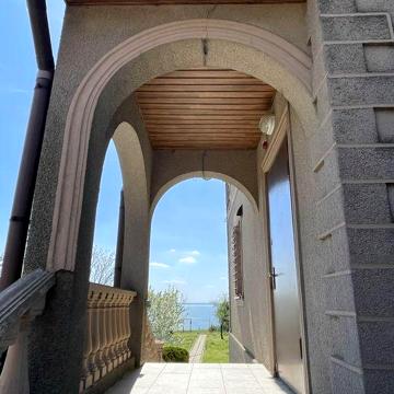 Будинок у 1-й лінії на неймовірній панорамній ділянці