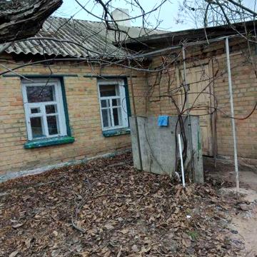 Будинок  біля ставка