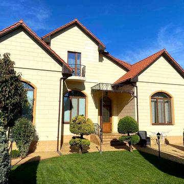 Прекрасный дом , расположен на очень уютной, не проезжей улице