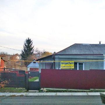 Продається половина будинку із земельною ділянкою 6 сот  в центральній
