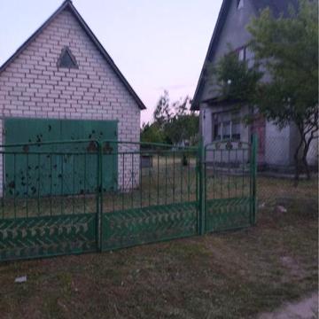 Дачний будинок та ділянку