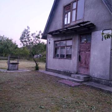 Дачний будинок та ділянку