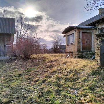 Будинок з великим садом