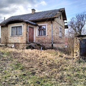 Будинок з великим садом