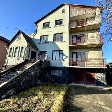 Будинок в місті, район Басів кут