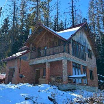 Будинок з внутрішнім наповненням та комунікаціями в  Микуличині