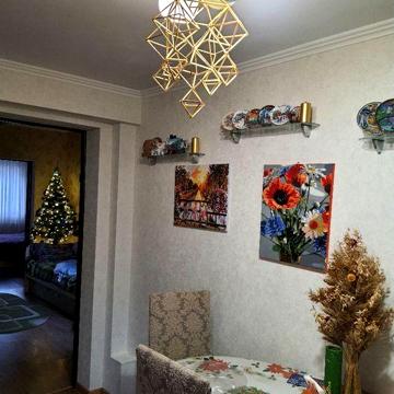 Частина будинку з гаражем