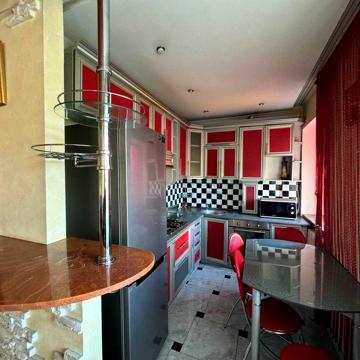 Продам 2 кімнатну квартитру в центрі міста.