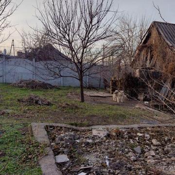 Земельный участок 4 сотки в центре Романково. С половиной дома.