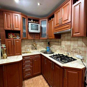 Продам трикімнатну квартиру з автономним опаленням у с. Рівнопілля