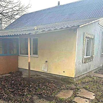 Цегляний будинок з комунікаціями в мальовничому селі