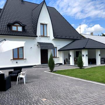 Будинок - центр. Можливе комерційне використання.