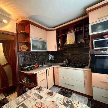 Хмельницького вул., 6