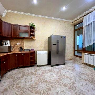 Квартира в центрі з добудовою та двориком